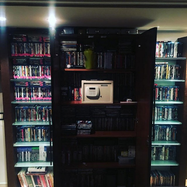 Besides sharing a last name, the family also shares a common interest—their undying love for movies. This is evident from the massive DVD collection in Anil Kapoor’s den. The whole family loves to get together in their living room, which features plush sofas, all-white blinds, lampshades and other home decor pieces.